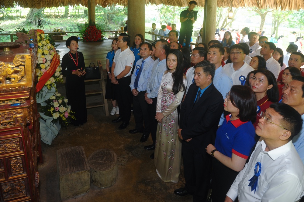 Đoàn thăm khu di tích Tân Trào Đoàn thăm khu di tích Tân Trào