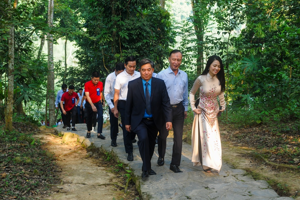 Đoàn tham quan khu di tích lán Nà Nứa Đoàn tham quan khu di tích lán Nà Nứa