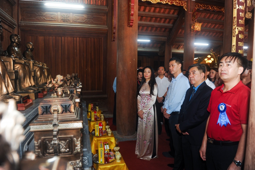 Đoàn thăm quan tại nhà tưởng niệm tiền bối cách mạng Đoàn thăm quan tại nhà tưởng niệm tiền bối cách mạng