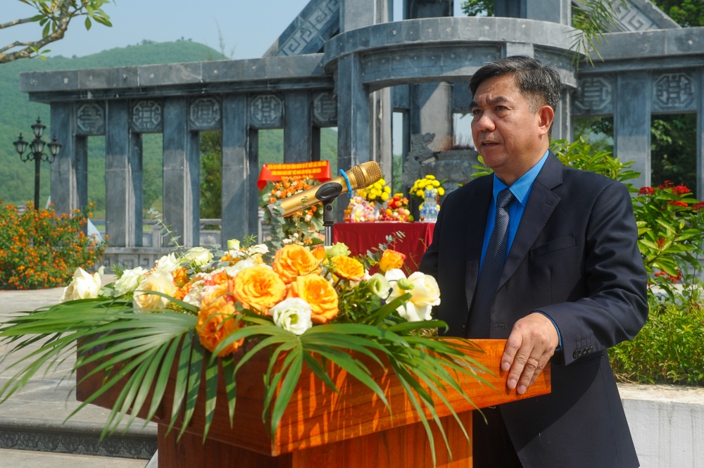 Ông Trần Hồng Tuấn Phó chủ tịch CĐVN đọc báo công tại khu di tích ngành NH Ông Trần Hồng Tuấn Phó chủ tịch CĐVN đọc báo công tại khu di tích ngành NH