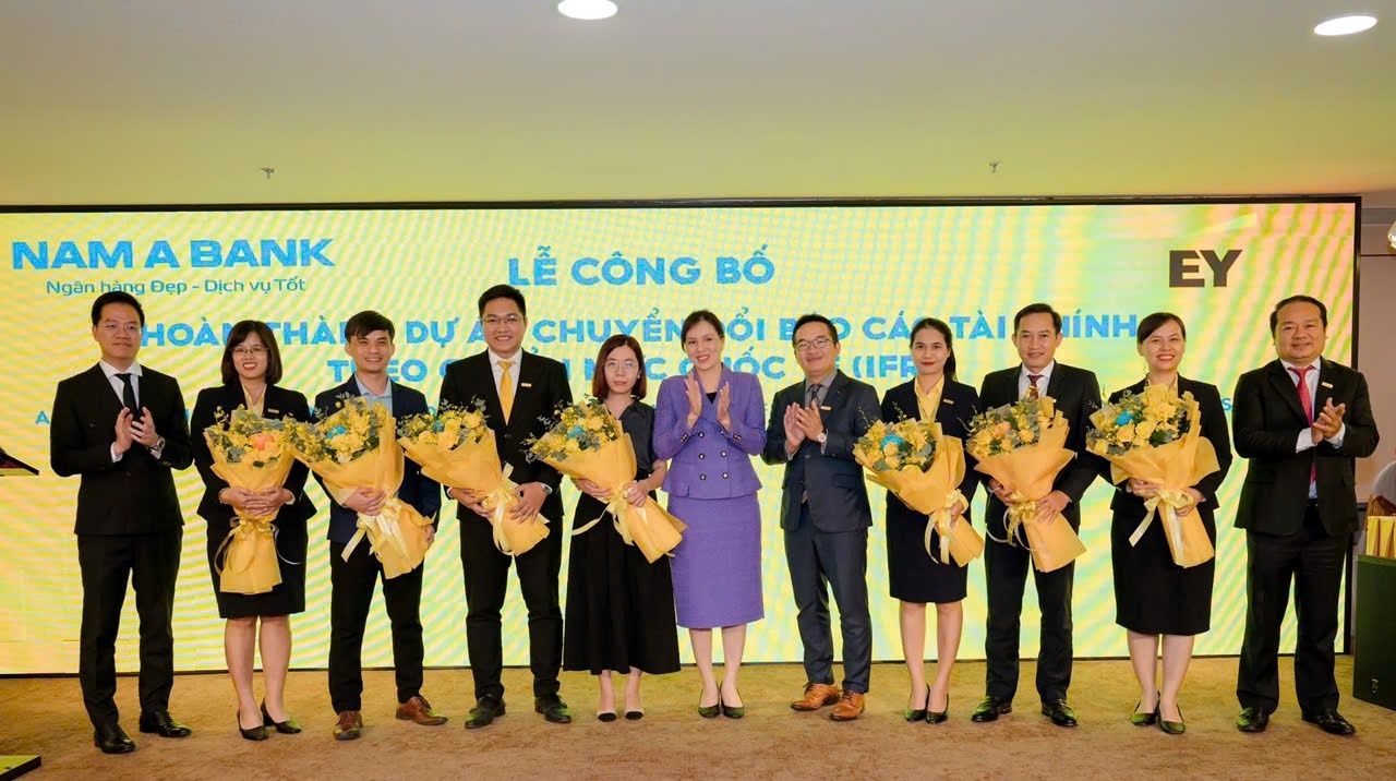 Ban lãnh đạo cùng các thành viên dự án IFRS chụp hình lưu niệm Ban lãnh đạo cùng các thành viên dự án IFRS chụp hình lưu niệm