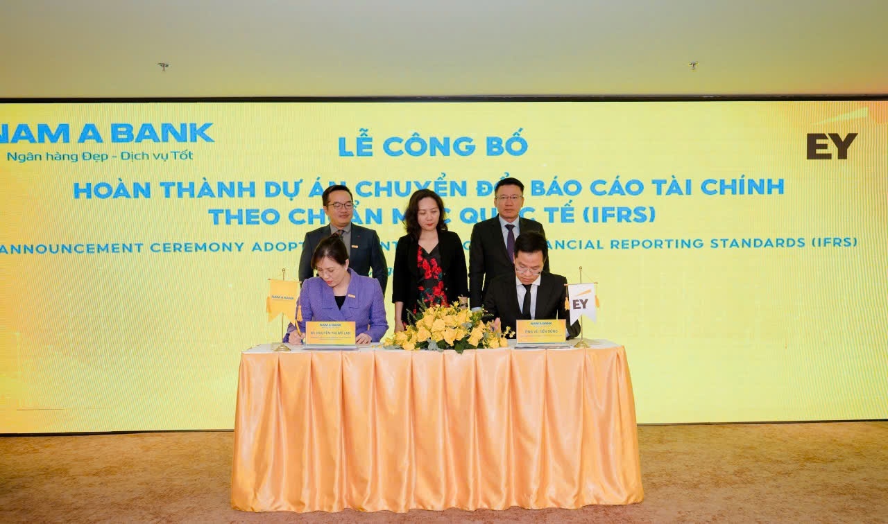 Đại diện Nam A Bank và EY Việt Nam ký kết hoàn thành dự án IFRS Đại diện Nam A Bank và EY Việt Nam ký kết hoàn thành dự án IFRS