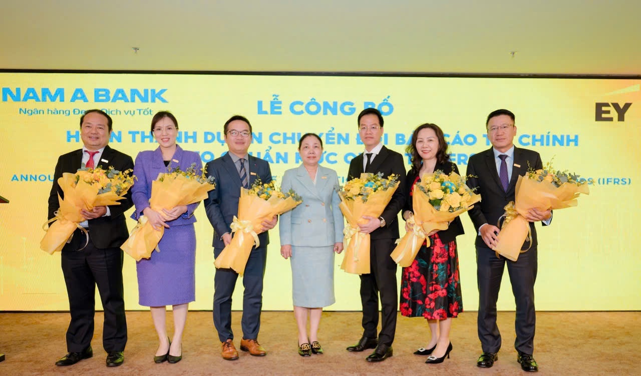 Bà Võ Thị Tuyết Nga – Phó Chủ tịch HĐQT Nam A Bank tặng hoa chúc mừng Dự án đã sớm hoàn thành. Bà Võ Thị Tuyết Nga – Phó Chủ tịch HĐQT Nam A Bank tặng hoa chúc mừng Dự án đã sớm hoàn thành.