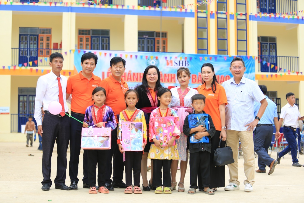 Ngân hàng đồng hành dựng lớp, xây trường, gieo chữ trên non Ngân hàng đồng hành dựng lớp, xây trường, gieo chữ trên non