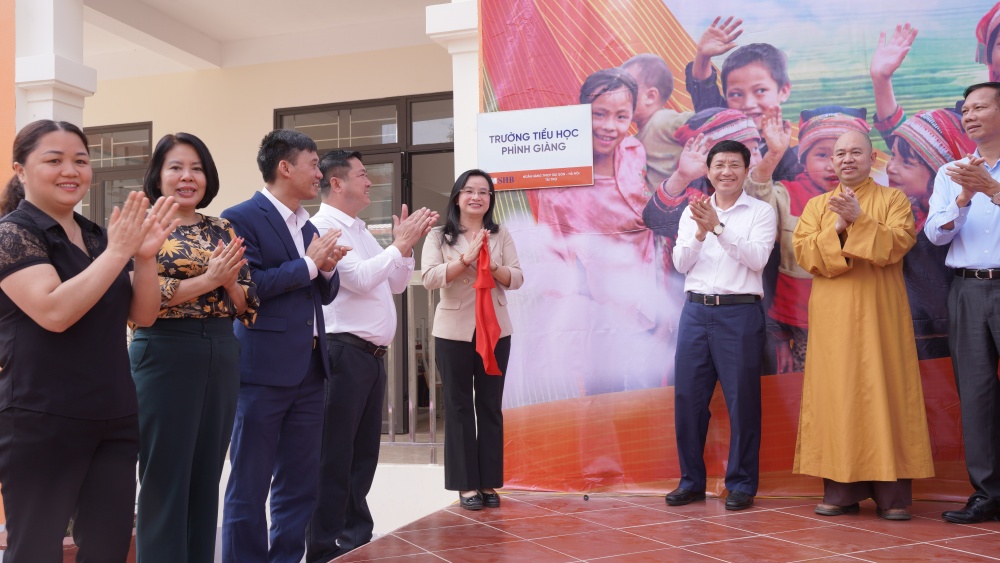 Ngân hàng đồng hành dựng lớp, xây trường, gieo chữ trên non Ngân hàng đồng hành dựng lớp, xây trường, gieo chữ trên non