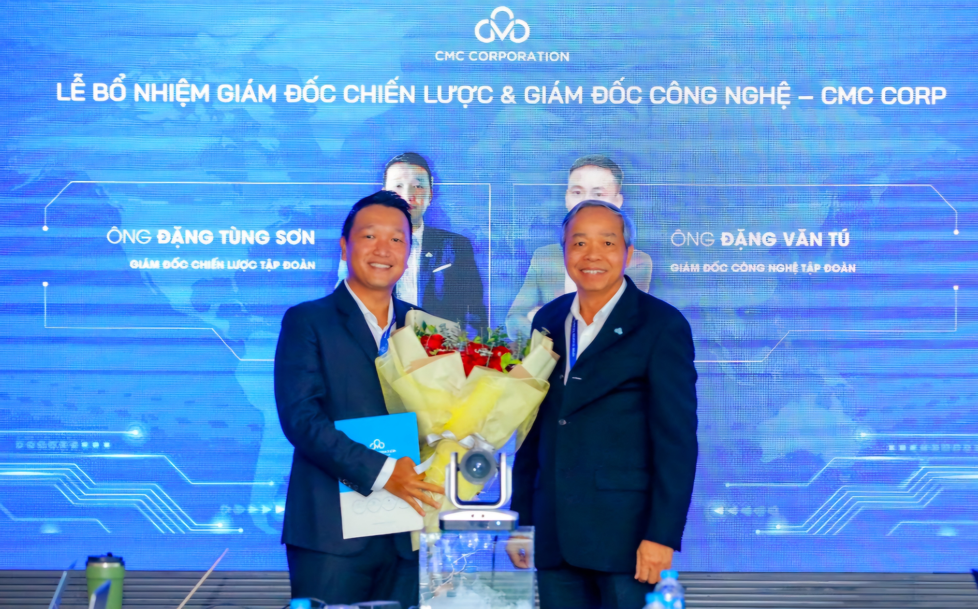 Chủ tịch CMC trao quyết định bổ nhiệm cho ông Đặng Tùng Sơn giữ vị trí làm Giám đốc Chiến lược Chủ tịch CMC trao quyết định bổ nhiệm cho ông Đặng Tùng Sơn giữ vị trí làm Giám đốc Chiến lược