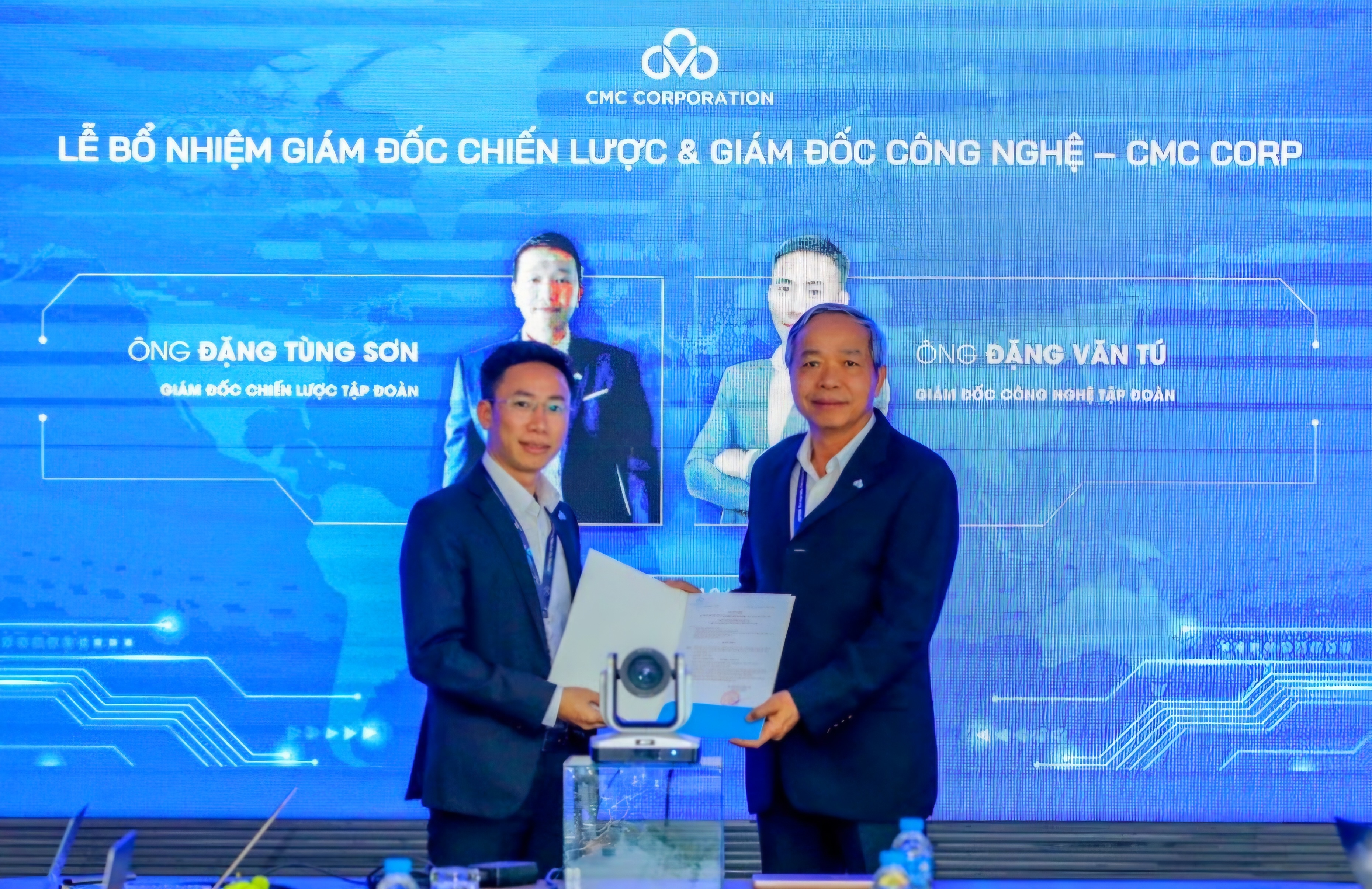 Chủ tịch CMC trao quyết định bổ nhiệm cho ông Đặng Văn Tú giữ chức vụ Giám đốc Công nghệ. Chủ tịch CMC trao quyết định bổ nhiệm cho ông Đặng Văn Tú giữ chức vụ Giám đốc Công nghệ.