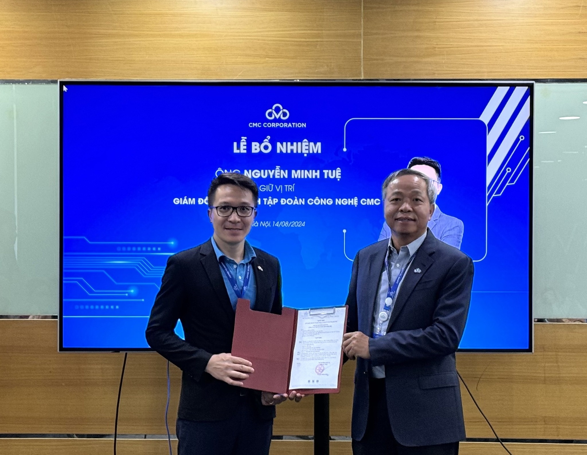 Chủ tịch CMC trao quyết định bổ nhiệm cho ông Nguyễn Minh Tuệ Chủ tịch CMC trao quyết định bổ nhiệm cho ông Nguyễn Minh Tuệ