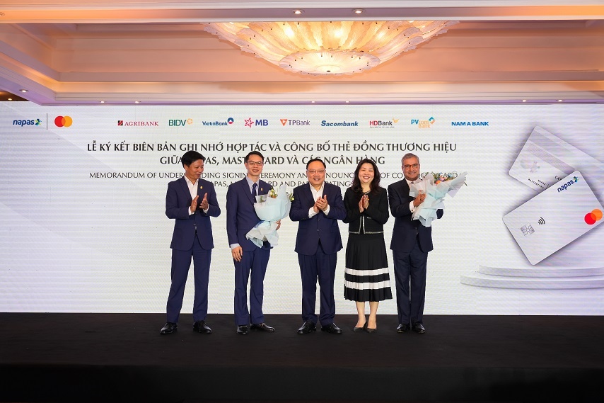 Đại diện Ngân hàng Nhà nước Việt Nam trao hoa chúc mừng NAPAS và Mastercard Đại diện Ngân hàng Nhà nước Việt Nam trao hoa chúc mừng NAPAS và Mastercard