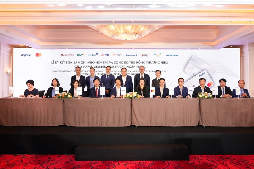 Đại diện NAPAS, Mastercard và 9 ngân hàng tham gia kí kết Biên bản ghi nhớ hợp tác và Công bố thẻ đồng thương hiệu đầu tiên tại Việt Nam Đại diện NAPAS, Mastercard và 9 ngân hàng tham gia kí kết Biên bản ghi nhớ hợp tác và Công bố thẻ đồng thương hiệu đầu tiên tại Việt Nam