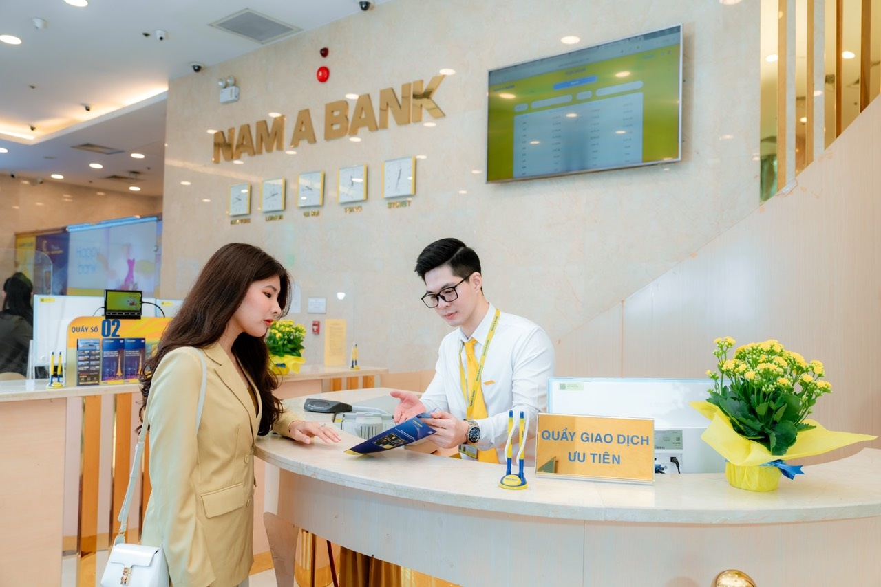 Khách hàng giao dịch tại Nam A Bank Khách hàng giao dịch tại Nam A Bank