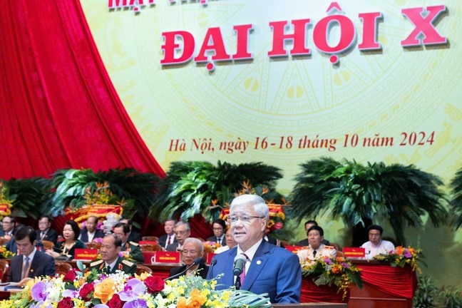 Ủy viên Bộ Chính trị, Bí thư Trung ương Đảng, Chủ tịch Ủy ban Trung ương Mặt trận Tổ quốc Việt Nam khóa IX Đỗ Văn Chiến trình bày Diễn văn khai mạc Đại hội 