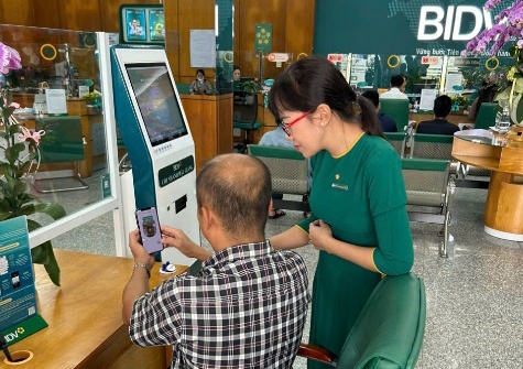 Xác thực sinh trắc học khuôn mặt ngoài việc thực hiện trên ứng dụng (App) ngân hàng điện tử, người dùng có thể đến quầy giao dịch của các tổ chức tín dụng để được hỗ trợ trực tiếp Xác thực sinh trắc học khuôn mặt ngoài việc thực hiện trên ứng dụng (App) ngân hàng điện tử, người dùng có thể đến quầy giao dịch của các tổ chức tín dụng để được hỗ trợ trực tiếp