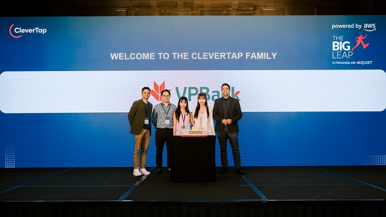 Ông Varun Krishna, Trưởng phòng Marketing số hóa (Khối Khách hàng cá nhân) của VPBank (ngoài cùng bên phải) và bà Mai Võ, Giám đốc CleverTap Việt Nam (thứ 2 bên phải) tại buổi lễ mừng hợp tác thành Ông Varun Krishna, Trưởng phòng Marketing số hóa (Khối Khách hàng cá nhân) của VPBank (ngoài cùng bên phải) và bà Mai Võ, Giám đốc CleverTap Việt Nam (thứ 2 bên phải) tại buổi lễ mừng hợp tác thành