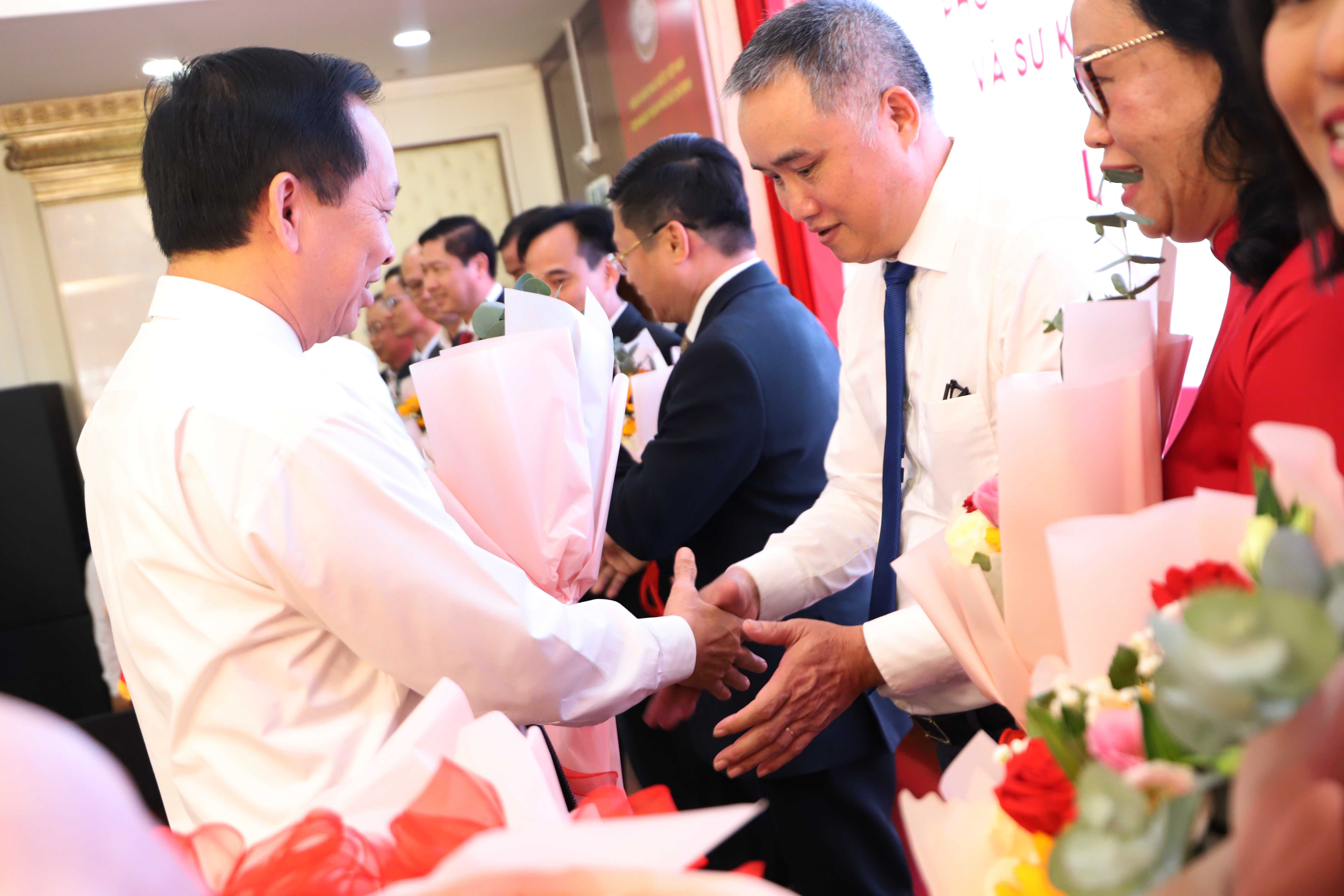 Phó Thống đốc Thường trực NHNN Đào Minh Tú trao hoa cho các thành viên Ban chỉ đạo Phát động phong trào Thi đua Yêu nước ngành Ngân hàng TP. Hồ Chí Minh - Ảnh: Hồng Cường Phó Thống đốc Thường trực NHNN Đào Minh Tú trao hoa cho các thành viên Ban chỉ đạo Phát động phong trào Thi đua Yêu nước ngành Ngân hàng TP. Hồ Chí Minh - Ảnh: Hồng Cường