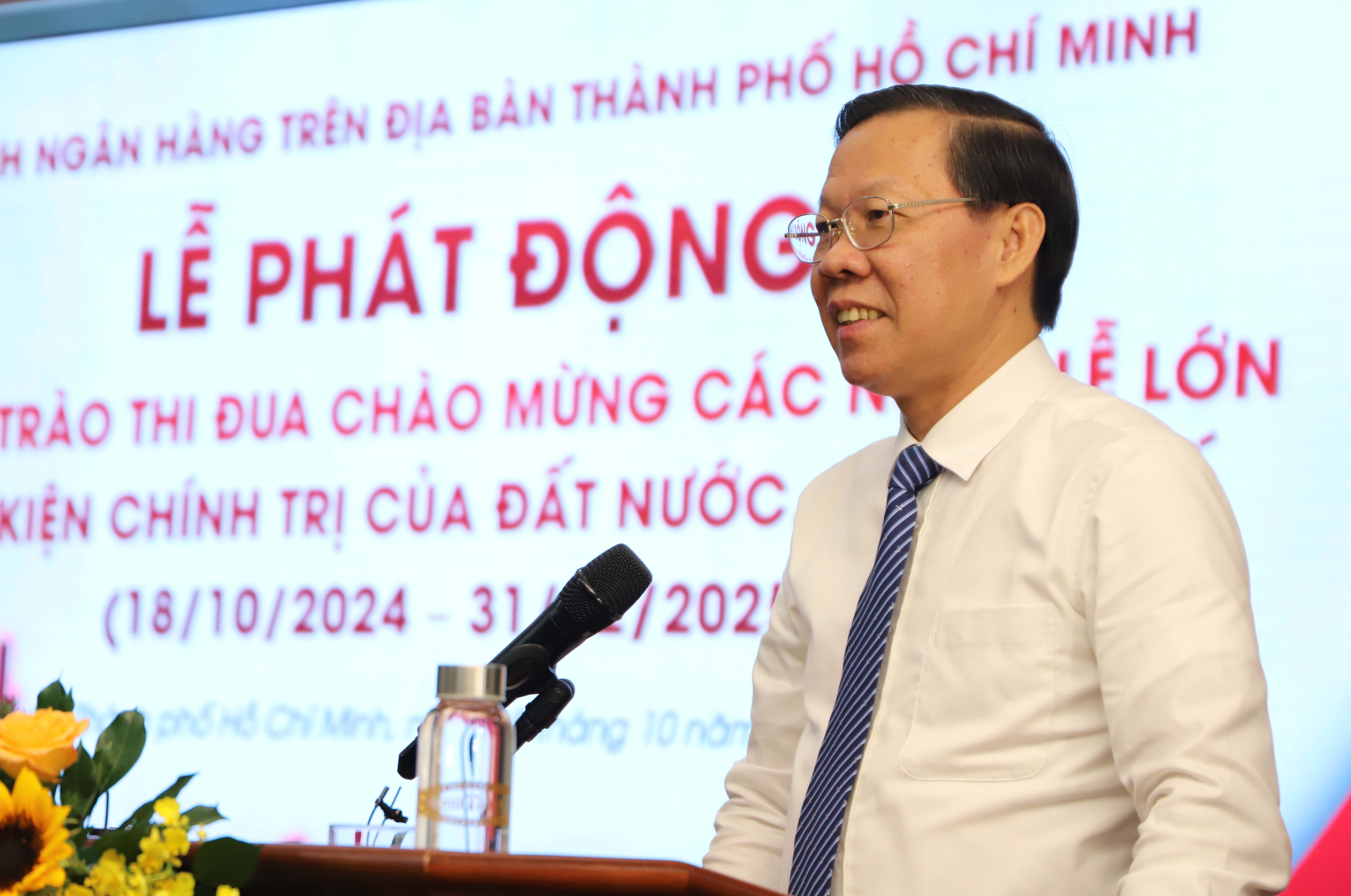 Chủ tịch UBND TP. Hồ Chí Minh - Phan Văn Mãi để nghị ngành Ngân hàng thành phố thực hiện phong trào Thi đua Yêu nước gắn liền với “sáng tạo” - Ảnh: Hồng Cường Chủ tịch UBND TP. Hồ Chí Minh - Phan Văn Mãi để nghị ngành Ngân hàng thành phố thực hiện phong trào Thi đua Yêu nước gắn liền với “sáng tạo” - Ảnh: Hồng Cường