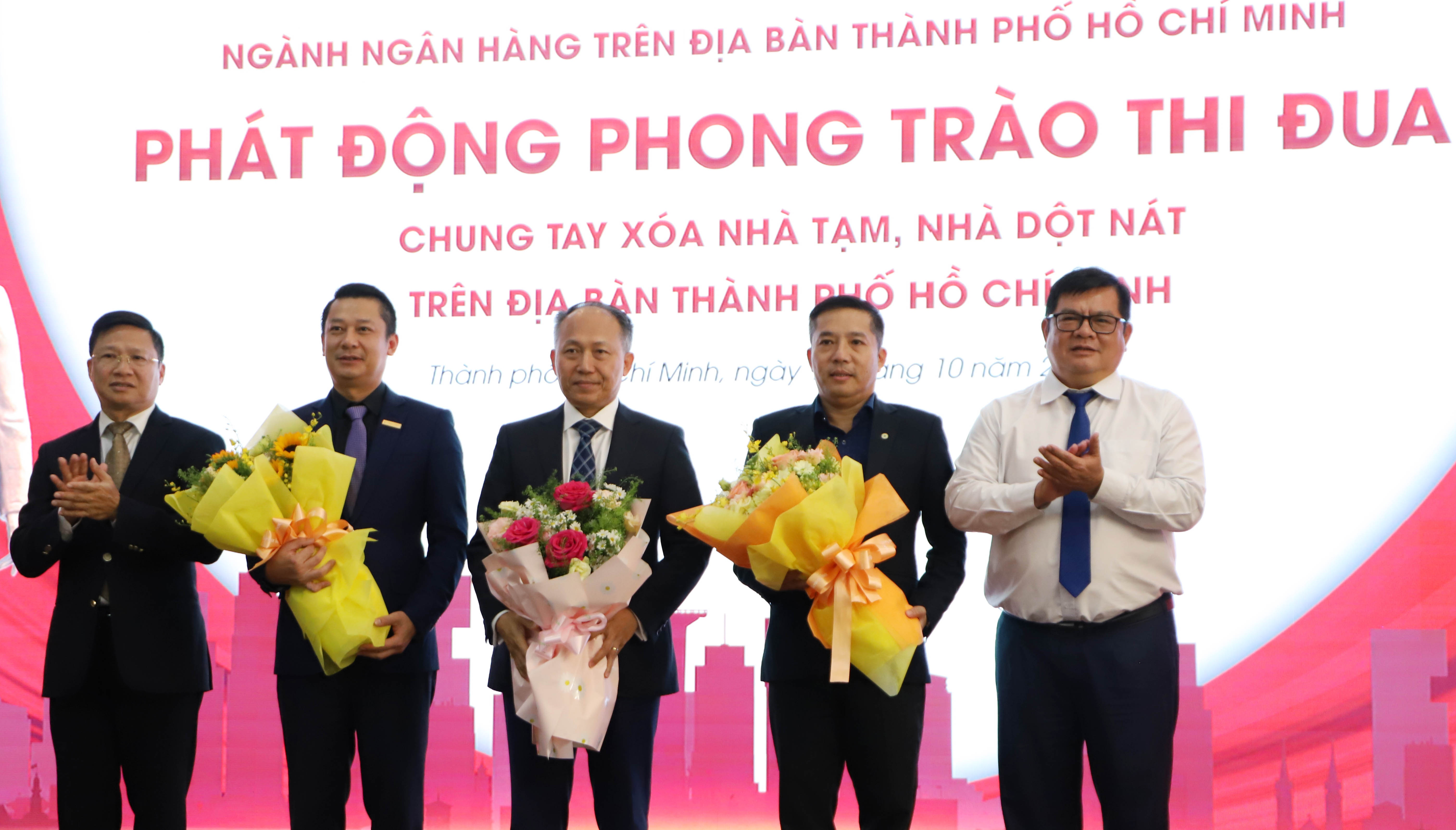 Ông Võ Minh Tuấn, Giám đốc NHNN chi nhánh TP. Hồ Chí Minh, Trưởng Ban chỉ đạo phong trào Thi đua Yêu nước ngành Ngân hàng thành phố - Ảnh: Hồng Cường Ông Võ Minh Tuấn, Giám đốc NHNN chi nhánh TP. Hồ Chí Minh, Trưởng Ban chỉ đạo phong trào Thi đua Yêu nước ngành Ngân hàng thành phố - Ảnh: Hồng Cường
