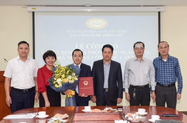 Phó Thống đốc Phạm Tiến Dũng cùng đại diện lãnh đạo Đảng uỷ Cơ quan NHTW, Vụ TCCB, Cục CNTT chúc mừng ông Lê Hoàng Chính Quang Phó Thống đốc Phạm Tiến Dũng cùng đại diện lãnh đạo Đảng uỷ Cơ quan NHTW, Vụ TCCB, Cục CNTT chúc mừng ông Lê Hoàng Chính Quang