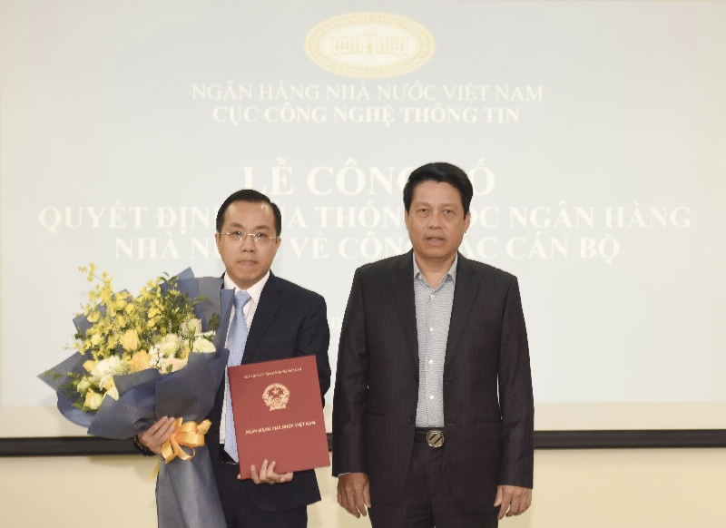 Phó Thống đốc Phạm Tiến Dũng trao Quyết định cho ông Lê Hoàng Chính Quang Phó Thống đốc Phạm Tiến Dũng trao Quyết định cho ông Lê Hoàng Chính Quang