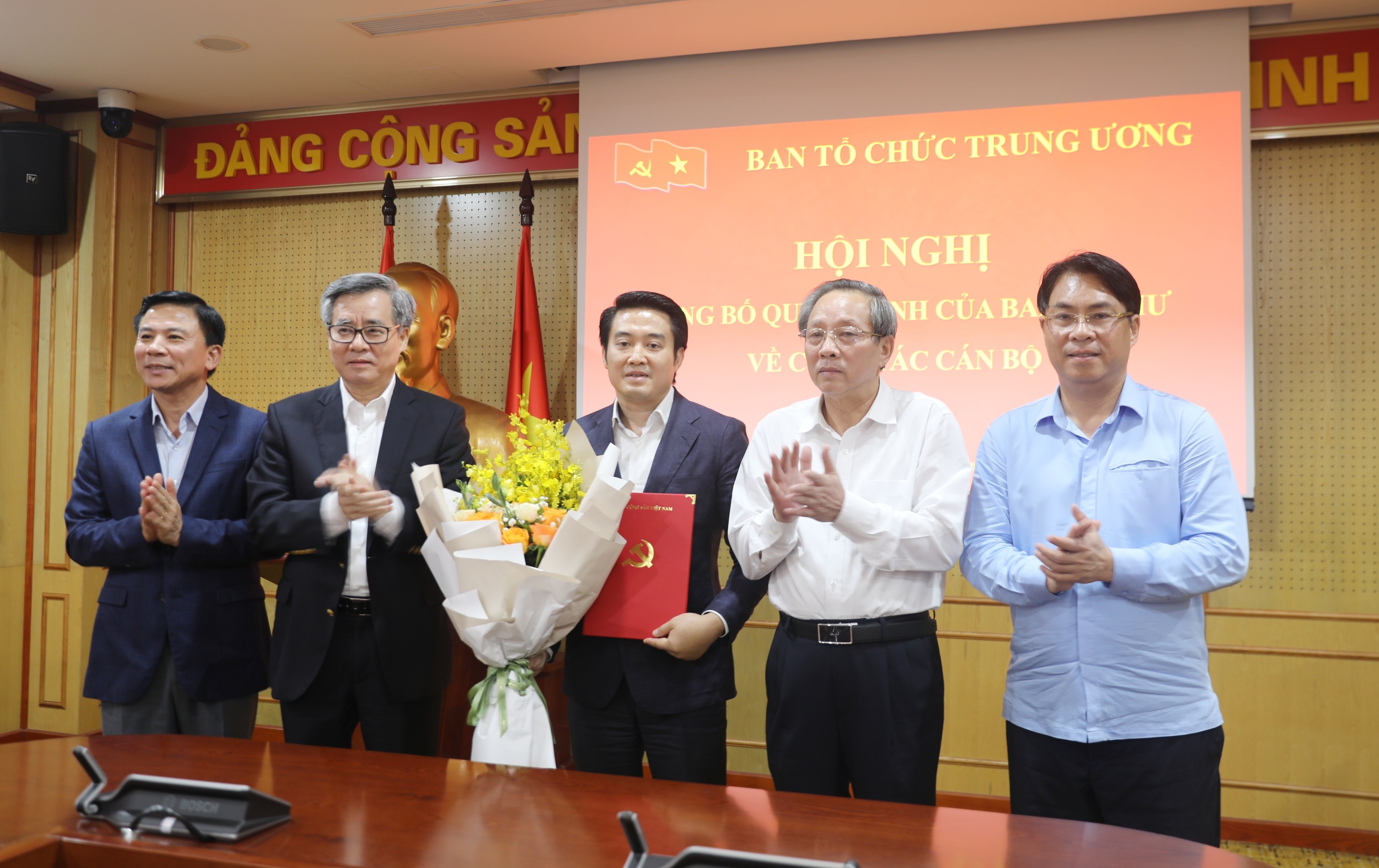 Các đồng chí Lãnh đạo Ban chúc mừng đồng chí Trần Anh Tuấn được điều động, bổ nhiệm làm Trợ lý Trưởng Ban Tổ chức Trung ương. Các đồng chí Lãnh đạo Ban chúc mừng đồng chí Trần Anh Tuấn được điều động, bổ nhiệm làm Trợ lý Trưởng Ban Tổ chức Trung ương.