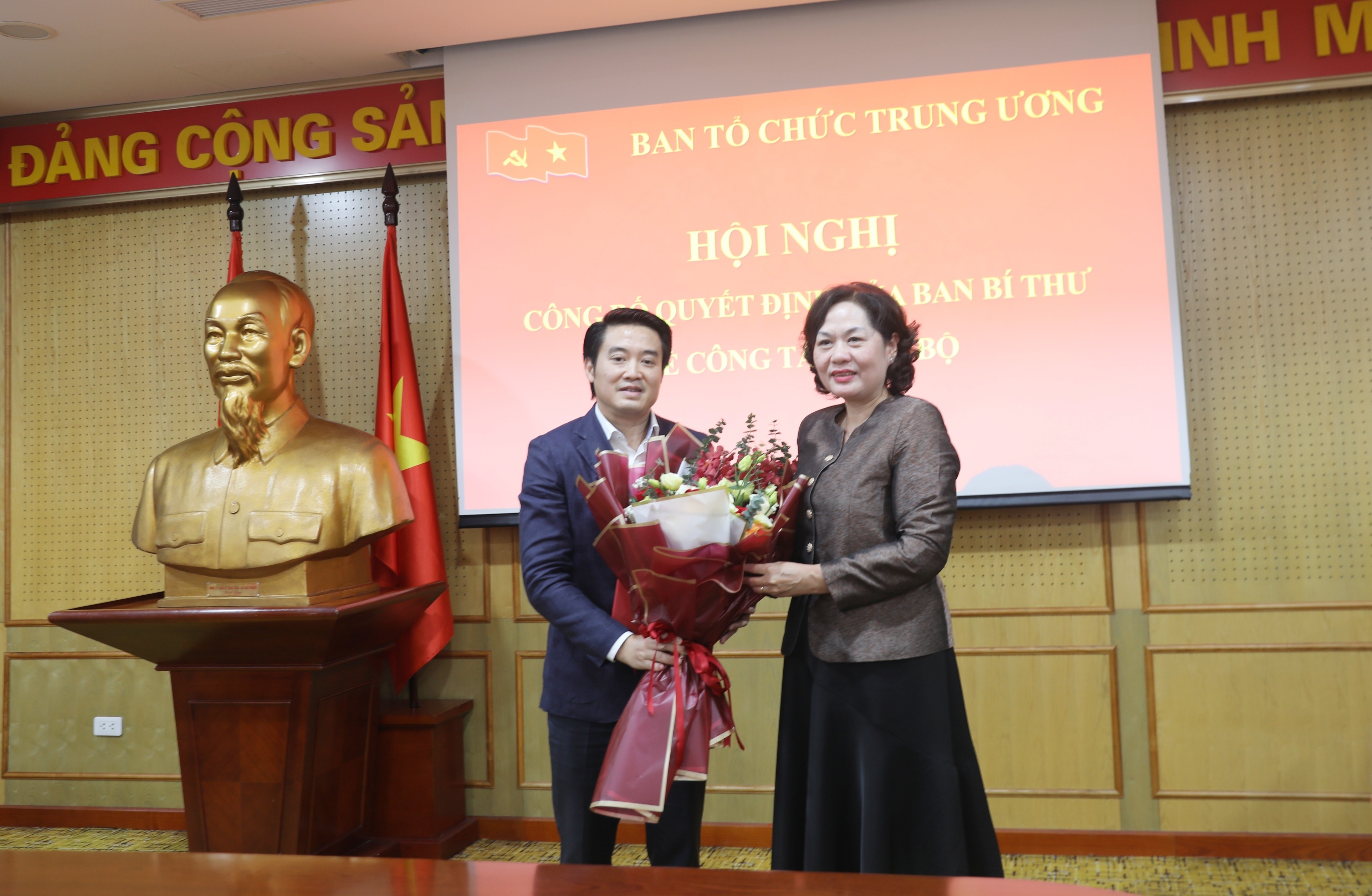 Thống đốc Ngân hàng Nhà nước Việt Nam Nguyễn Thị Hồng tặng hoa chúc mừng đồng chí Trần Anh Tuấn. Thống đốc Ngân hàng Nhà nước Việt Nam Nguyễn Thị Hồng tặng hoa chúc mừng đồng chí Trần Anh Tuấn.