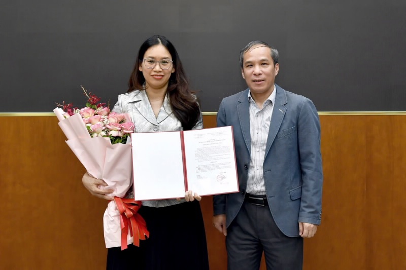 Phó Thống đốc NHNN Đoàn Thái Sơn trao Quyết định bổ nhiệm cho Đ/c Bùi Thúy Hằng Phó Thống đốc NHNN Đoàn Thái Sơn trao Quyết định bổ nhiệm cho Đ/c Bùi Thúy Hằng