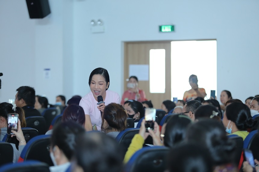 Ca sĩ Mỹ Linh giao lưu cùng các chị em phụ nữ tham gia chương trình Ca sĩ Mỹ Linh giao lưu cùng các chị em phụ nữ tham gia chương trình