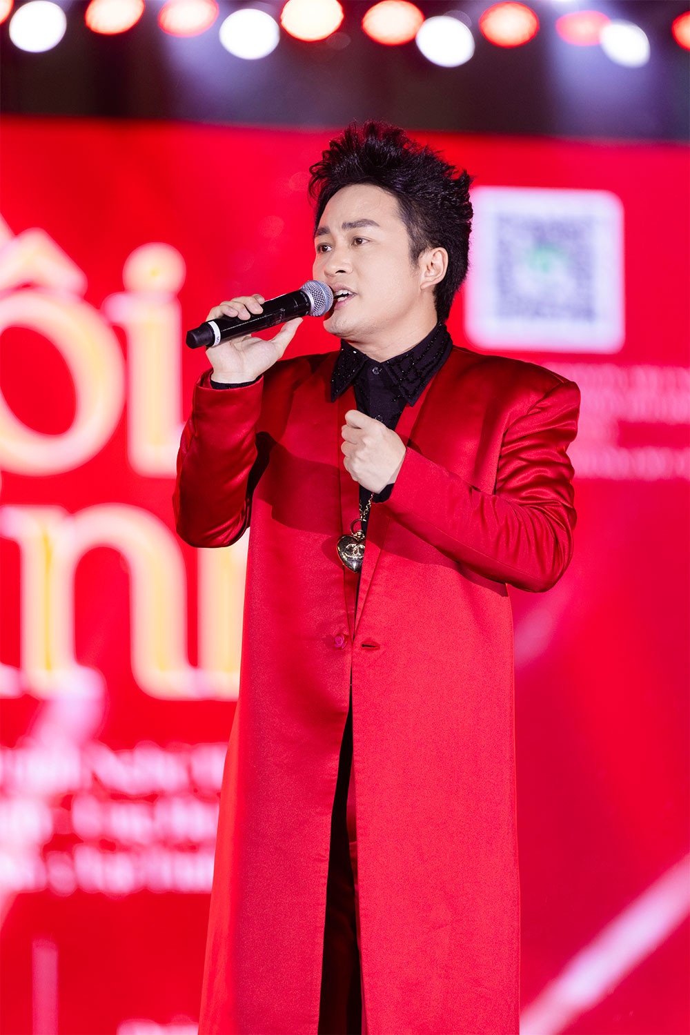 Ca sĩ Tùng Dương trong đêm nhạc “Hồi sinh” quyên góp ủng hộ người dân ở tỉnh Lào Cai bị ảnh hưởng bởi bão lũ trong thời gian vừa qua