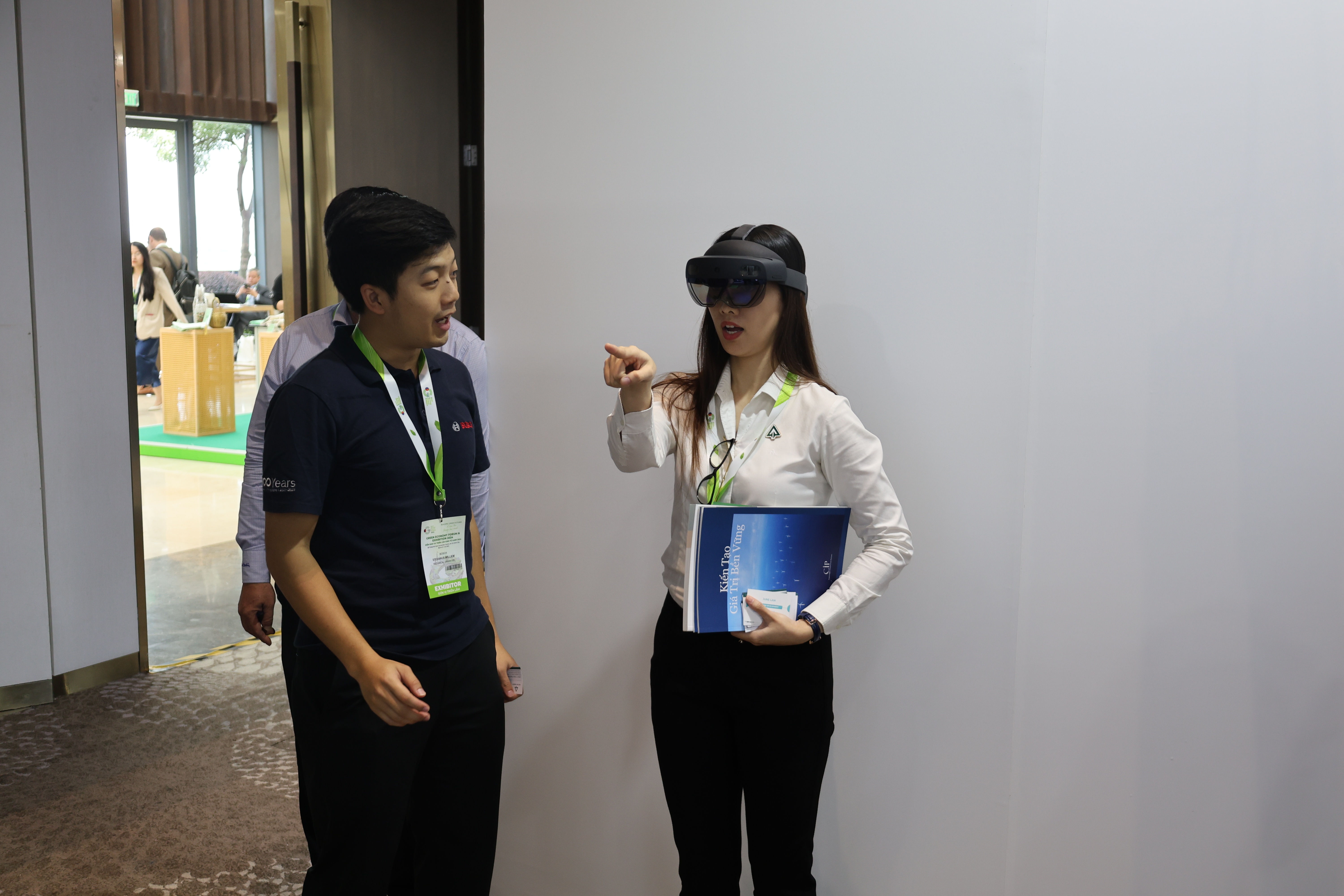 Khách hàng trải nghiệm không gian “bản sao số” từ Digital Twin Industries. Khách hàng trải nghiệm không gian “bản sao số” từ Digital Twin Industries.