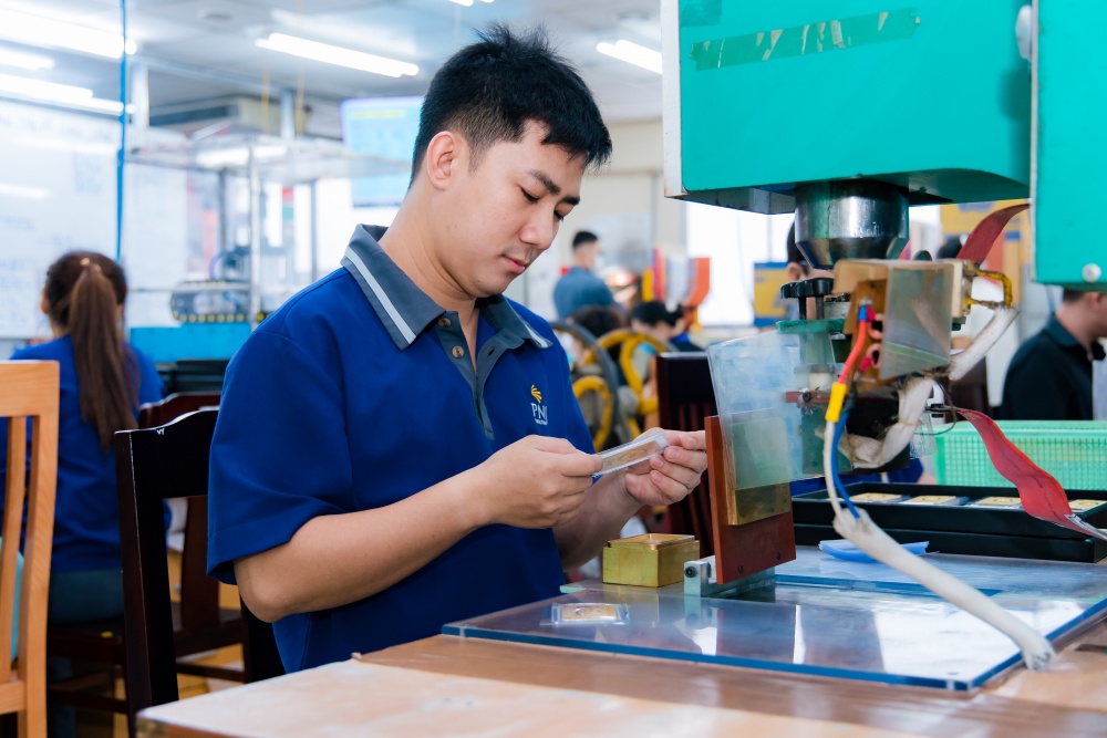 PNJ triển khai nâng cao năng lực vận hành trong sản xuất (Ảnh: Việt Hùng). PNJ triển khai nâng cao năng lực vận hành trong sản xuất (Ảnh: Việt Hùng).