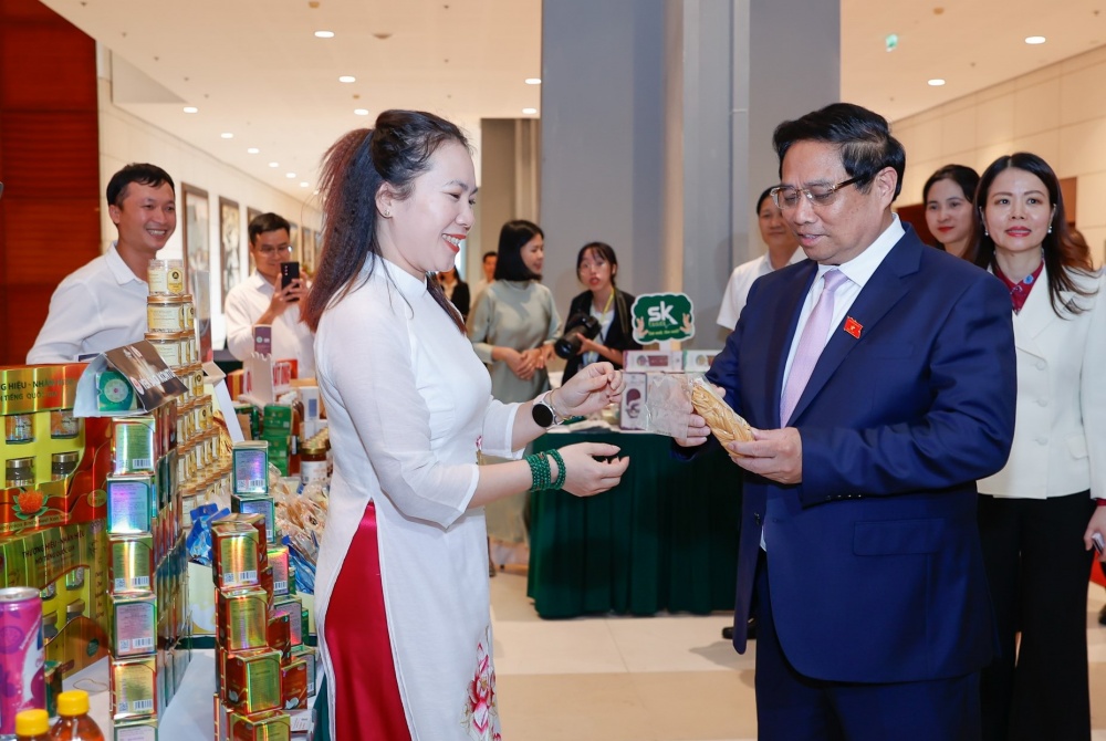 Thủ tướng tham qua một số gian hàng trưng bày các sản phẩm Halal của doanh nghiệp Việt Nam - Ảnh: VGP/Nhật Bắc Thủ tướng tham qua một số gian hàng trưng bày các sản phẩm Halal của doanh nghiệp Việt Nam - Ảnh: VGP/Nhật Bắc