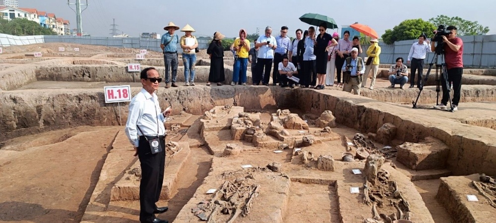 PGS.TS Nguyễn Lân Cường - Tổng Thư ký Hội Khảo cổ học Việt Nam, thuyết minh về các phát hiện mới tại di chỉ khảo cổ học Vườn Chuối