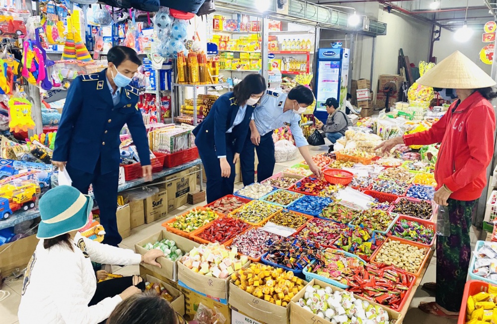 lực lượng quản lý thị trường ở địa phương đang tăng cường công tác kiểm tra, giám sát đối với những mặt hàng thiết yếu nhằm bình ổn thị trường trong mùa mưa bão.