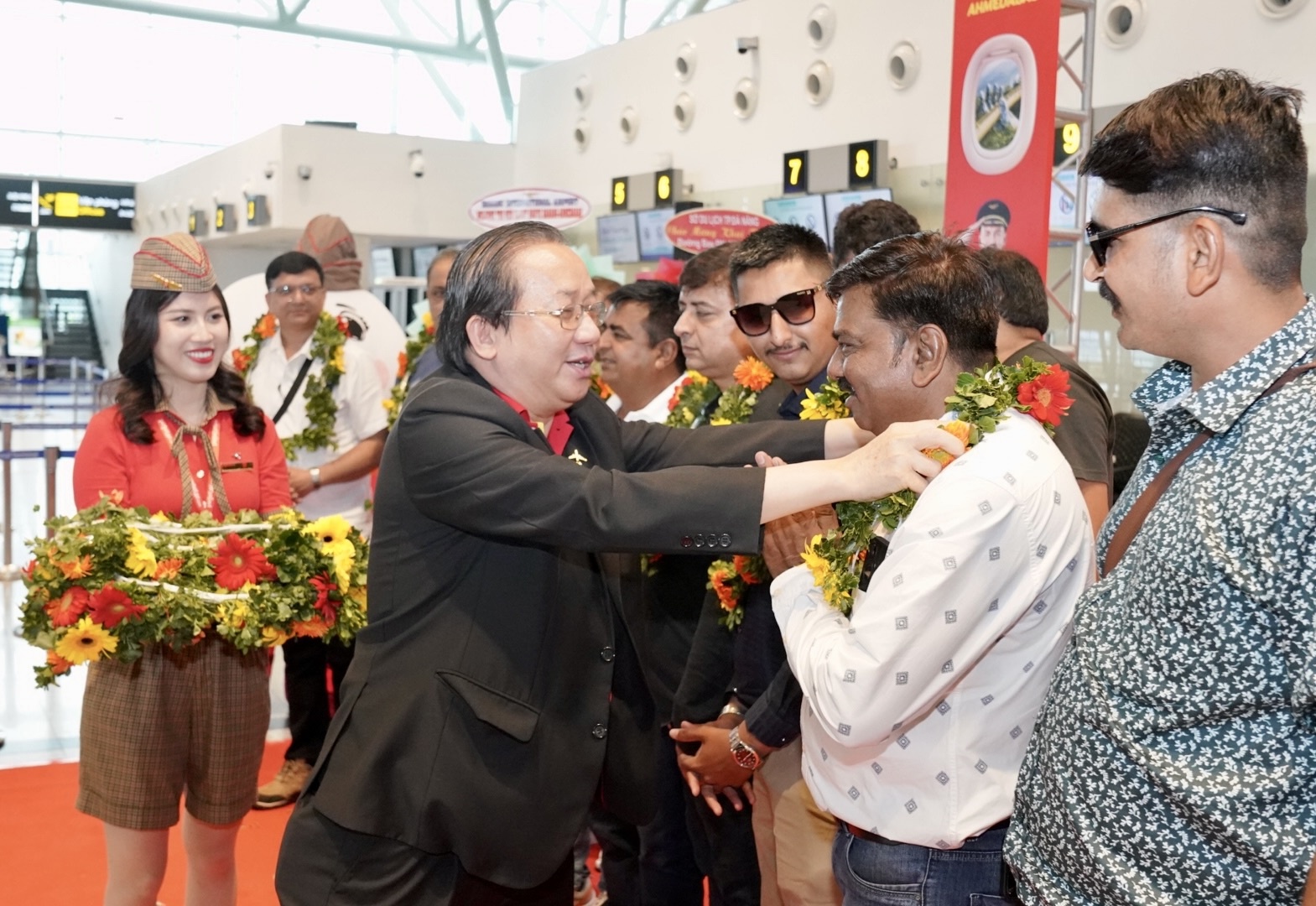 Phó Tổng giám đốc Vietjet Đỗ Xuân Quang tặng hoa chào mừng các hành khách trên chuyến bay khai trương Đà Nẵng - Ahmedabad Phó Tổng giám đốc Vietjet Đỗ Xuân Quang tặng hoa chào mừng các hành khách trên chuyến bay khai trương Đà Nẵng - Ahmedabad
