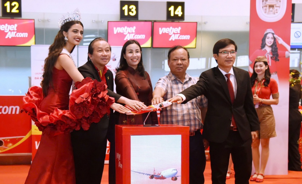 Hoa hậu Hoàn vũ Ấn Độ 2024 - Rhea Singha (ngoài cùng bên trái), Hoa hậu Hoàn vũ Ấn Độ 2024 - Rhea Singha (ngoài cùng bên trái),