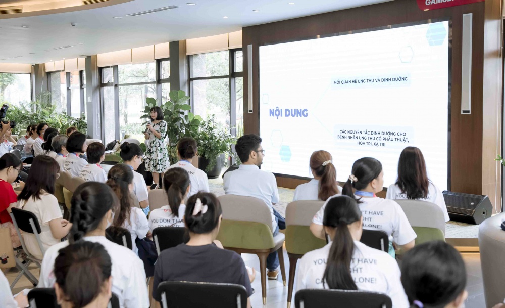 Toàn cảnh buổi hội thảo về chủ đề dinh dưỡng dành cho bệnh nhân ung thư .