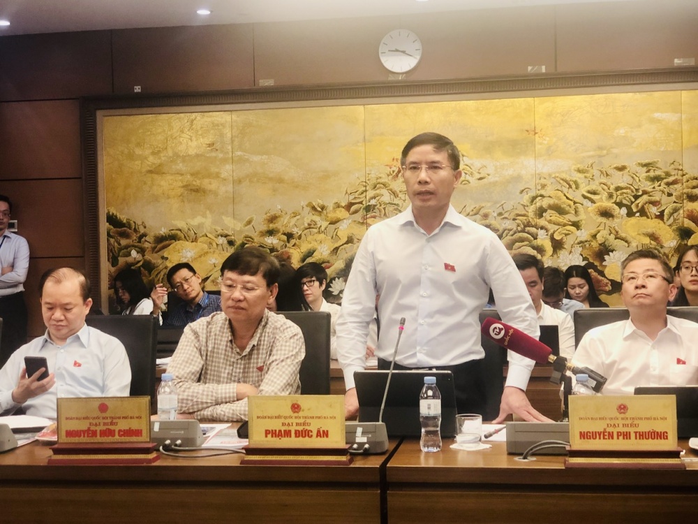 Đại biểu Quốc hội Phạm Đức Ấn phát biểu tại tổ Đại biểu Quốc hội Phạm Đức Ấn phát biểu tại tổ