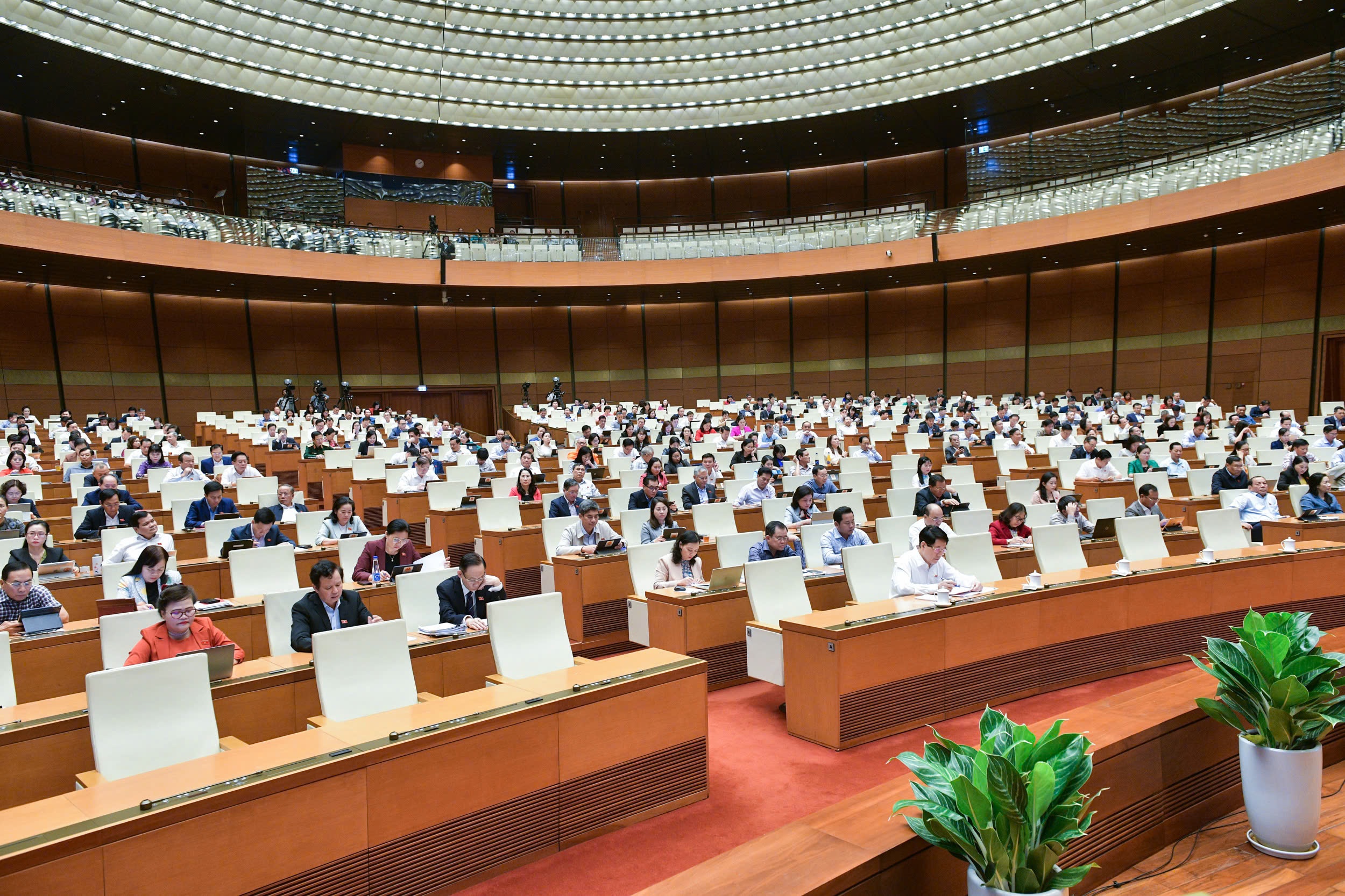Thống đốc Nguyễn Thị Hồng giải trình, làm rõ một số vấn đề liên quan đến tín dụng bất động sản