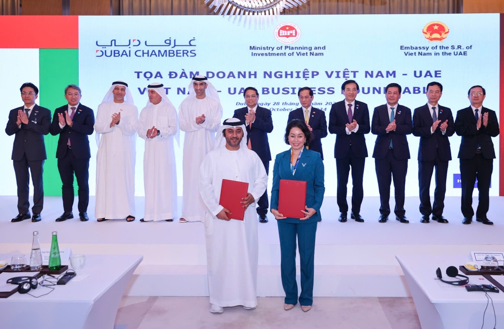 Bà Lê Thị Thu Thủy, Phó Chủ tịch Vingroup và đại diện Emirates Driving Company (EDC) ký MOU tại UAE Bà Lê Thị Thu Thủy, Phó Chủ tịch Vingroup và đại diện Emirates Driving Company (EDC) ký MOU tại UAE