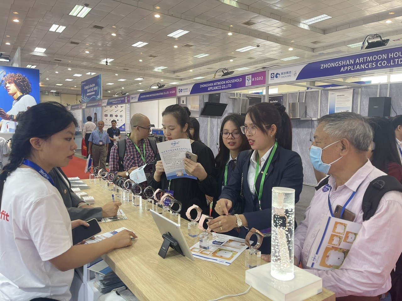 Nhiều du khách đến tham quan Triển lãm IEAE Nhiều du khách đến tham quan Triển lãm IEAE