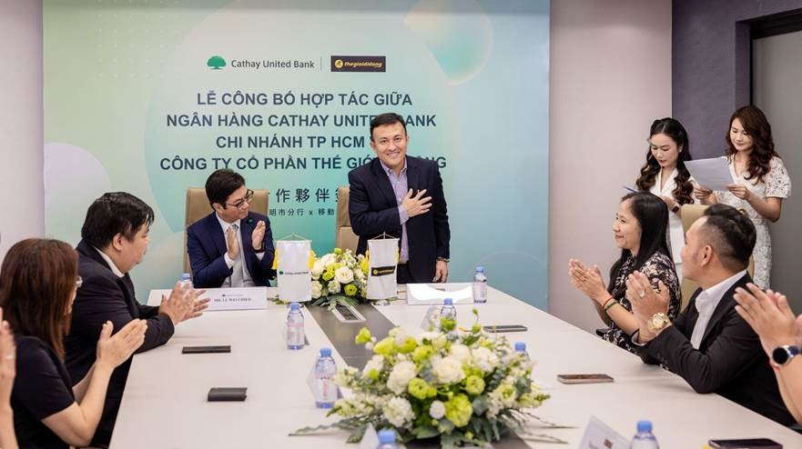 Đại diện CUB HCM (trái) và Thế Giới Di Động tại lễ công bố hợp tác giữa hai bên. Ảnh: CUB HCM Đại diện CUB HCM (trái) và Thế Giới Di Động tại lễ công bố hợp tác giữa hai bên. Ảnh: CUB HCM