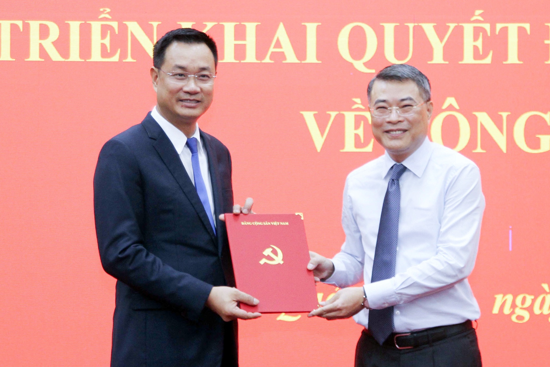 Trưởng Ban Tổ chức Trung ương Lê Minh Hưng trao quyết định cho ông Lê Ngọc Quang. Ảnh: TTXVN Trưởng Ban Tổ chức Trung ương Lê Minh Hưng trao quyết định cho ông Lê Ngọc Quang. Ảnh: TTXVN