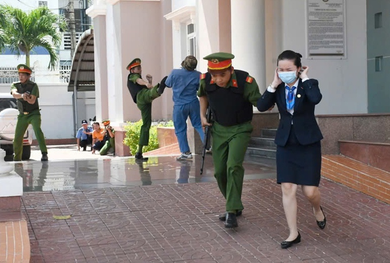 Diễn tập tình huống chống đột nhập, cướp tiền tại trụ sở NHNN chi nhánh Phú Yên. Diễn tập tình huống chống đột nhập, cướp tiền tại trụ sở NHNN chi nhánh Phú Yên.