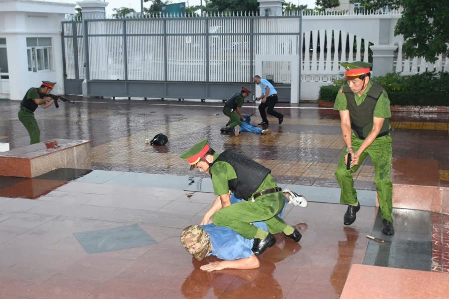 Qua buổi diễn tập tình huống chống đột nhập, cướp tiền tại ngân hàng, cán bộ công chức và bảo vệ ngân hàng đã được nâng cao ý thức cảnh giác phòng, chống tội phạm. Qua buổi diễn tập tình huống chống đột nhập, cướp tiền tại ngân hàng, cán bộ công chức và bảo vệ ngân hàng đã được nâng cao ý thức cảnh giác phòng, chống tội phạm.