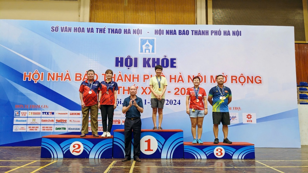 Ban tổ chức trao giải nội dung đôi nam nữ môn bóng bàn Ban tổ chức trao giải nội dung đôi nam nữ môn bóng bàn