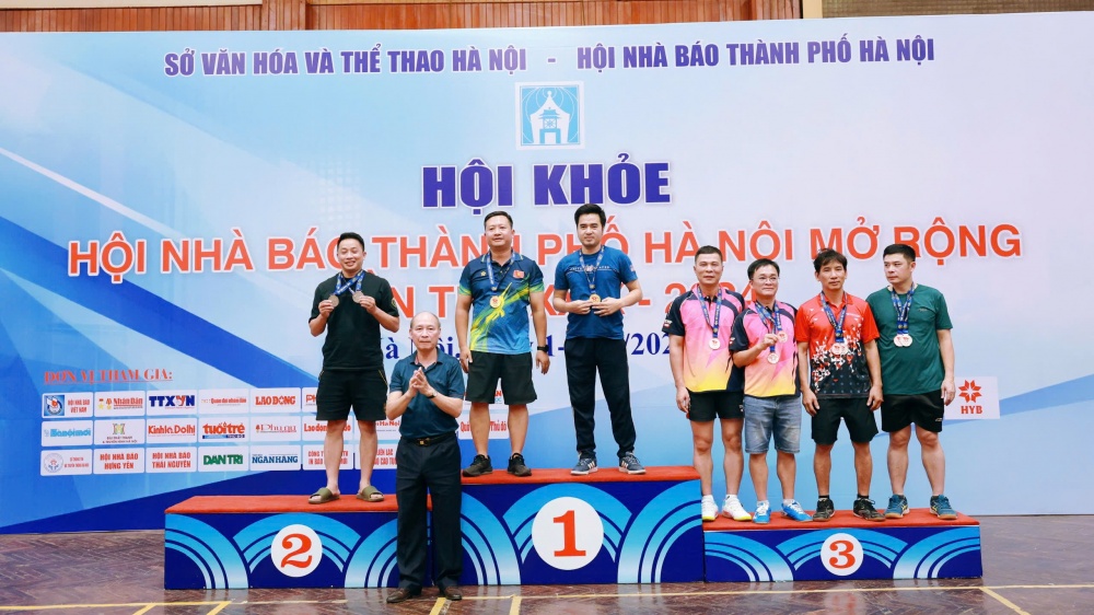 Ban tổ chức trao giải nội dung đôi nam môn bóng bàn Ban tổ chức trao giải nội dung đôi nam môn bóng bàn