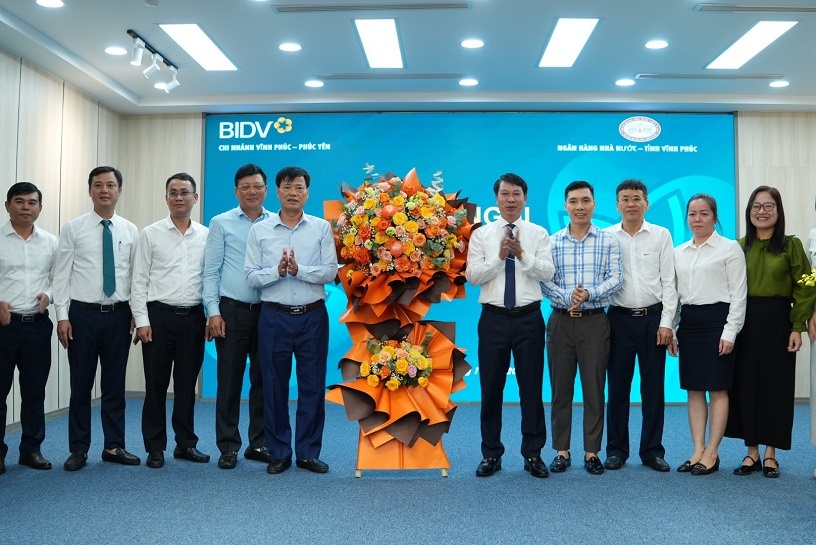Phó Chủ tịch UBND tỉnh Vĩnh Phúc tặng hoa chúc mừng Hội nghị cho ban lãnh đạo NHNN Chi nhánh tỉnh Vĩnh Phúc cùng Ban lãnh đạo Ngân hàng TMCP Đầu tư & Phát triển Việt Nam (BIDV) – Chi nhánh Vĩnh Phúc và Chi nhánh Phúc Yên Phó Chủ tịch UBND tỉnh Vĩnh Phúc tặng hoa chúc mừng Hội nghị cho ban lãnh đạo NHNN Chi nhánh tỉnh Vĩnh Phúc cùng Ban lãnh đạo Ngân hàng TMCP Đầu tư & Phát triển Việt Nam (BIDV) – Chi nhánh Vĩnh Phúc và Chi nhánh Phúc Yên