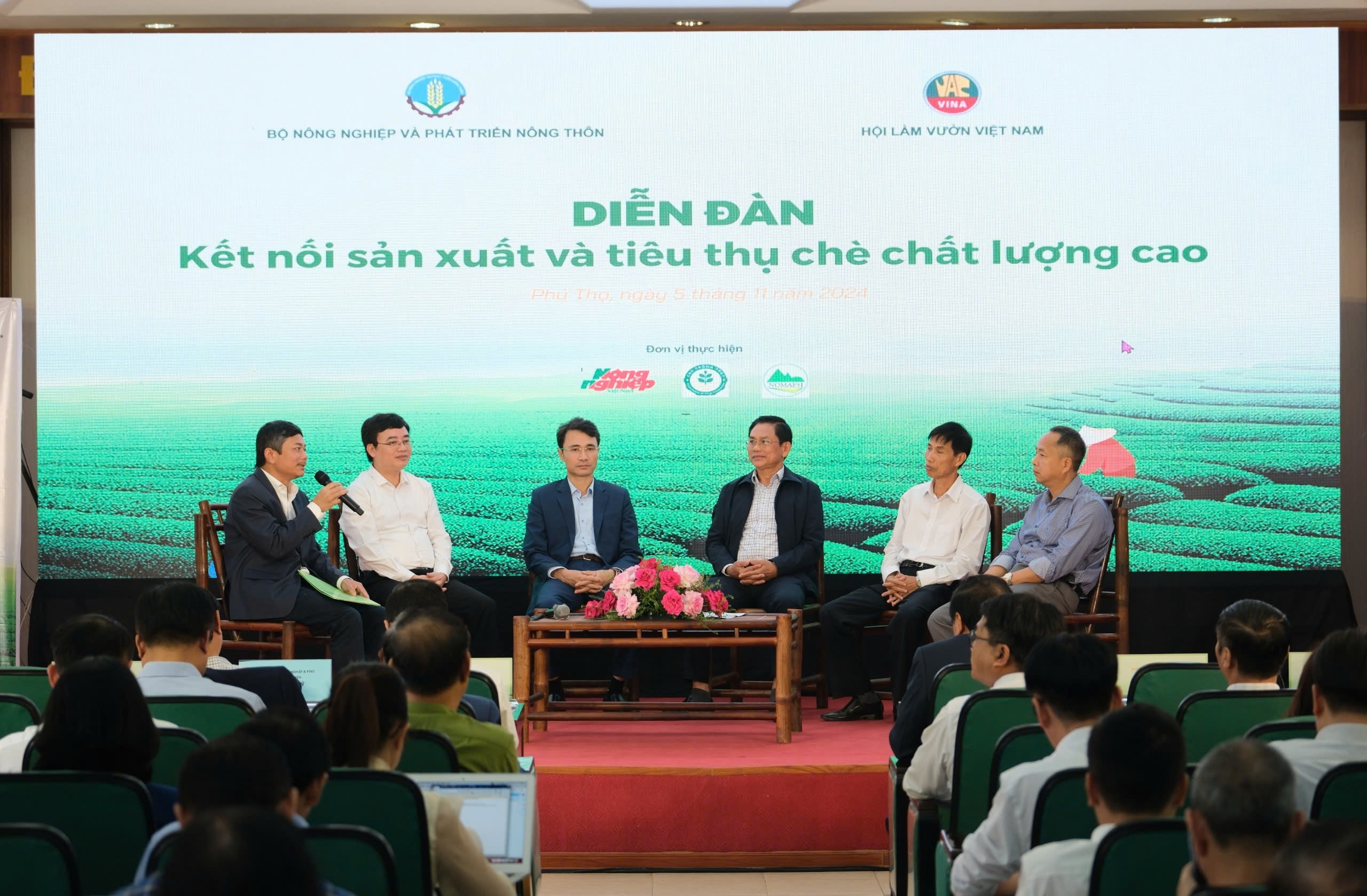 Quang cảnh diễn đàn Quang cảnh diễn đàn