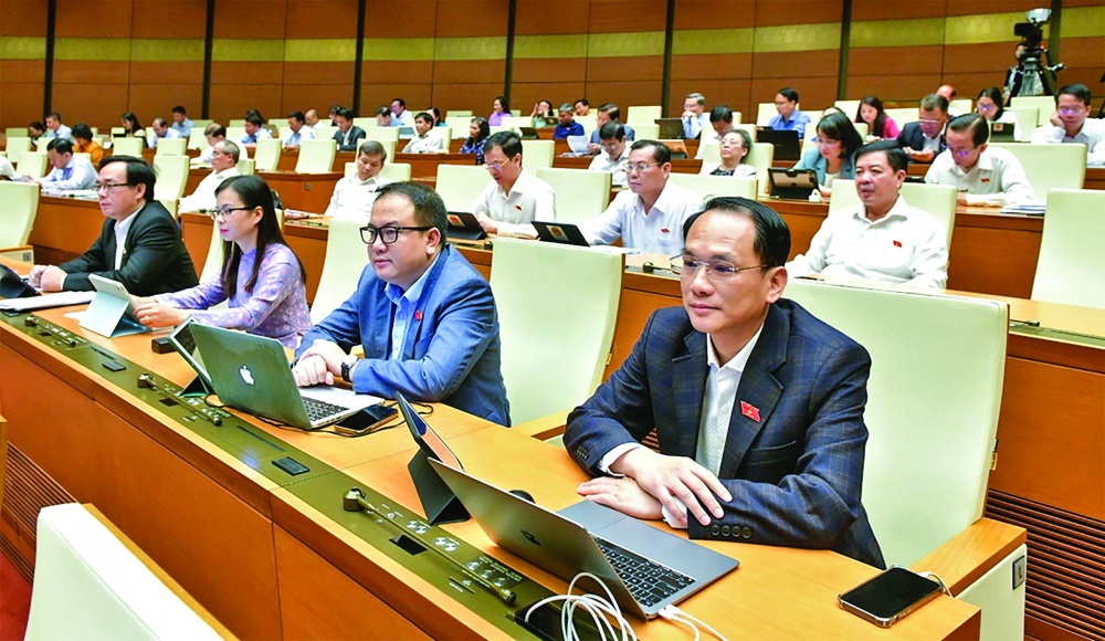 Các đại biểu thảo luận về đánh giá kết quả thực hiện kế hoạch phát triển kinh tế - xã hội năm 2024; dự kiến kế hoạch phát triển kinh tế - xã hội năm 2025