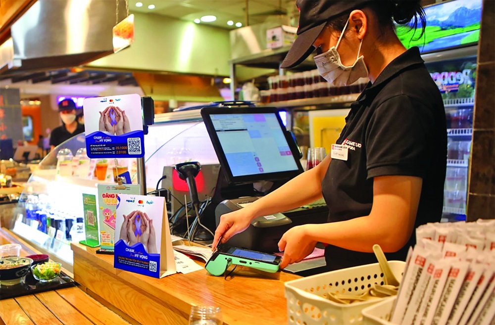 Thanh toán không dùng tiền mặt ngày càng phổ biến trong cuộc sống Thanh toán không dùng tiền mặt ngày càng phổ biến trong cuộc sống